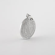 Dije San Benito Oro Blanco 18k / NA102 / M: 1,6 cms / P: 2,7 gr