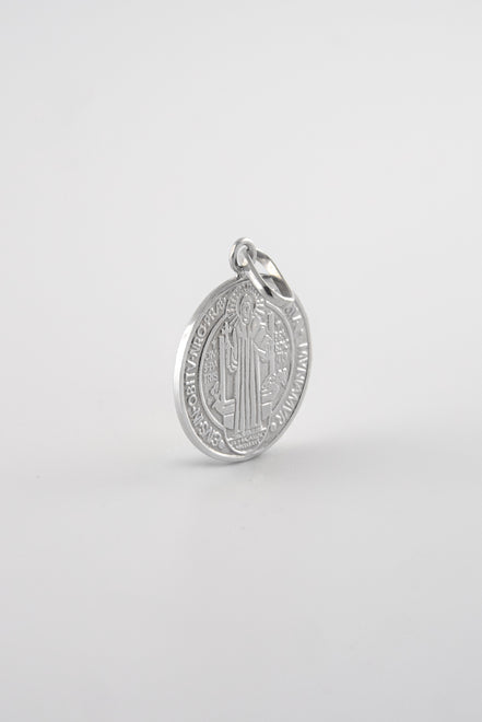 Dije San Benito Oro Blanco 18k / NA102 / M: 1,6 cms / P: 2,7 gr