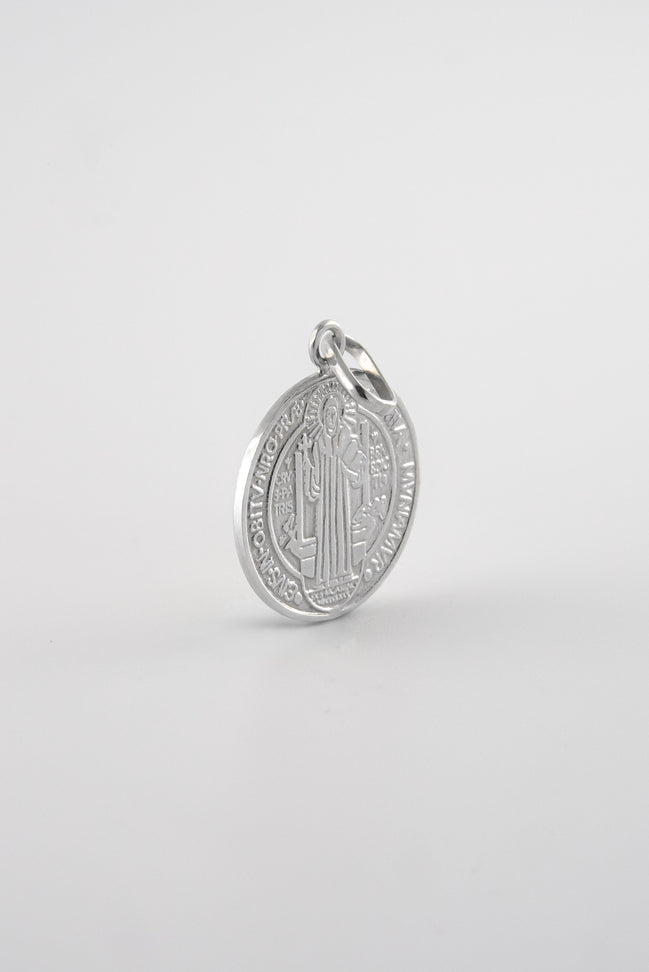 Dije San Benito Oro Blanco 18k / NA102 / M: 1,6 cms / P: 2,7 gr