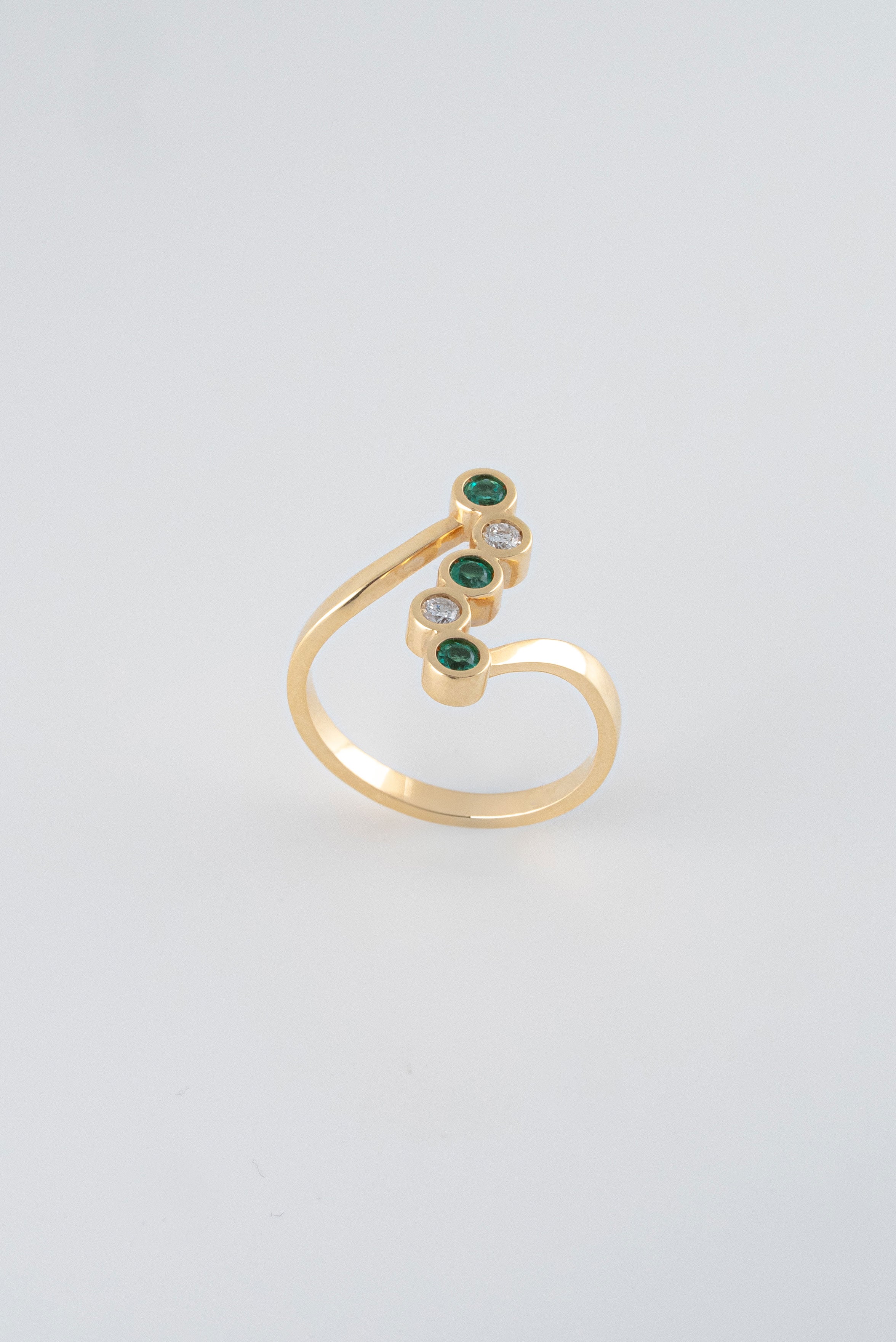 Anillo Esmeralda y Diamantes Oro Amarillo 18k /AED37/ T: 6 / E:0.13 quilates - D:0.07 quilates