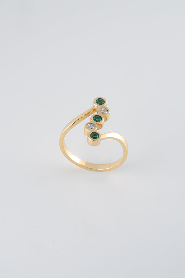 Anillo Esmeralda y Diamantes Oro Amarillo 18k /AED37/ T: 6 / E:0.13 quilates - D:0.07 quilates