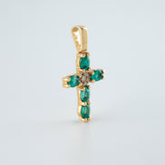 Dije Cruz Esmeralda y Diamantes Oro Amarillo 18k / DED42/ E:0,50 quilates D:0,04 quilates / M: 2,1 cms x 1,2 cms