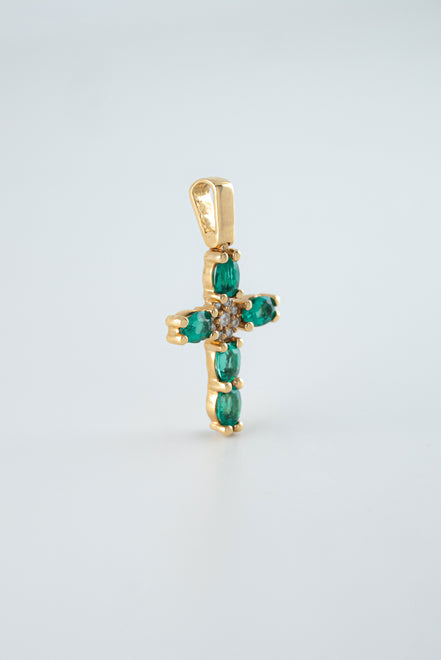 Dije Cruz Esmeralda y Diamantes Oro Amarillo 18k / DED42/ E:0,50 quilates D:0,04 quilates / M: 2,1 cms x 1,2 cms