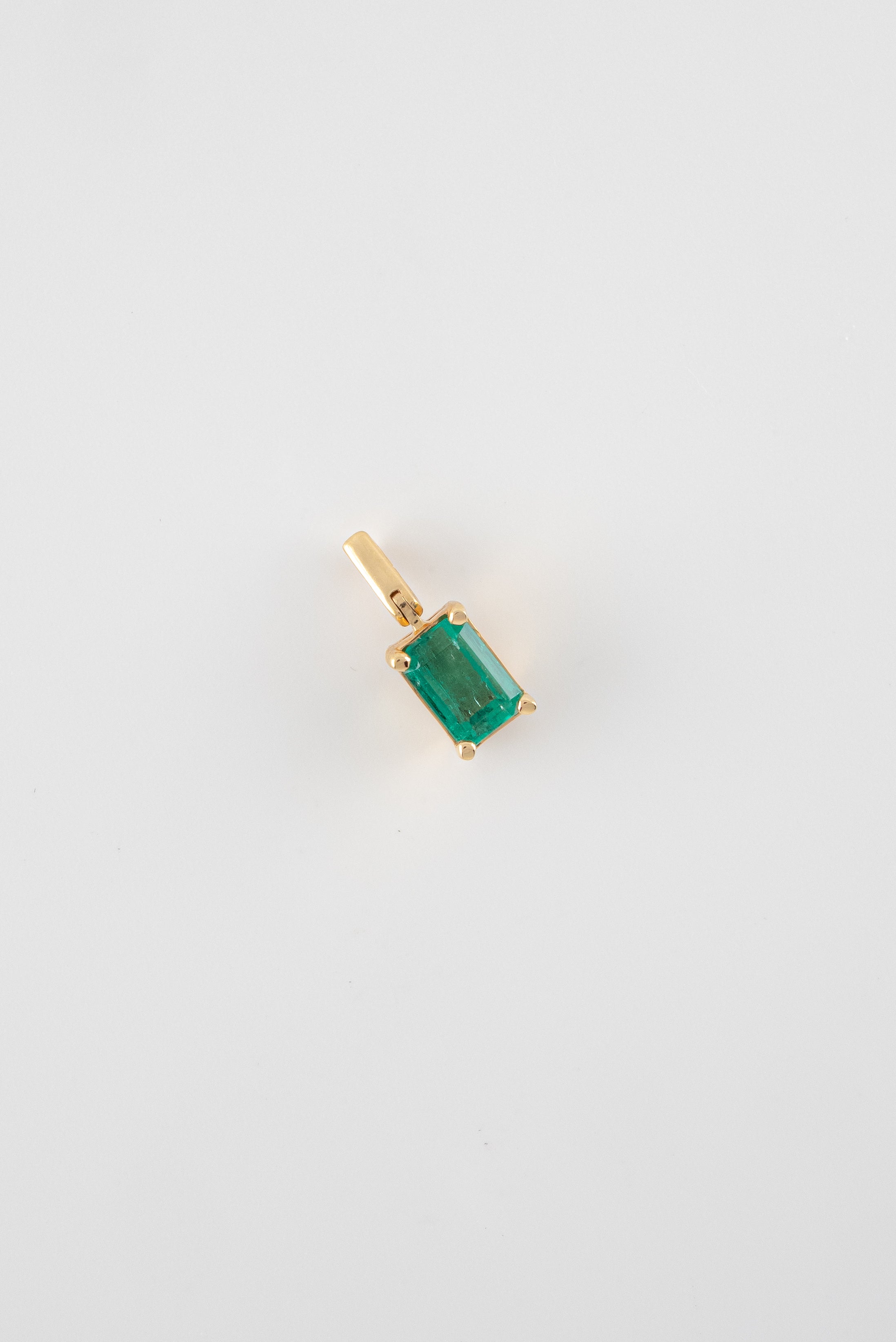 Dije Esmeralda Rectangular Oro Amarillo 18k / DE73 / M: 4 mm x 6 mm