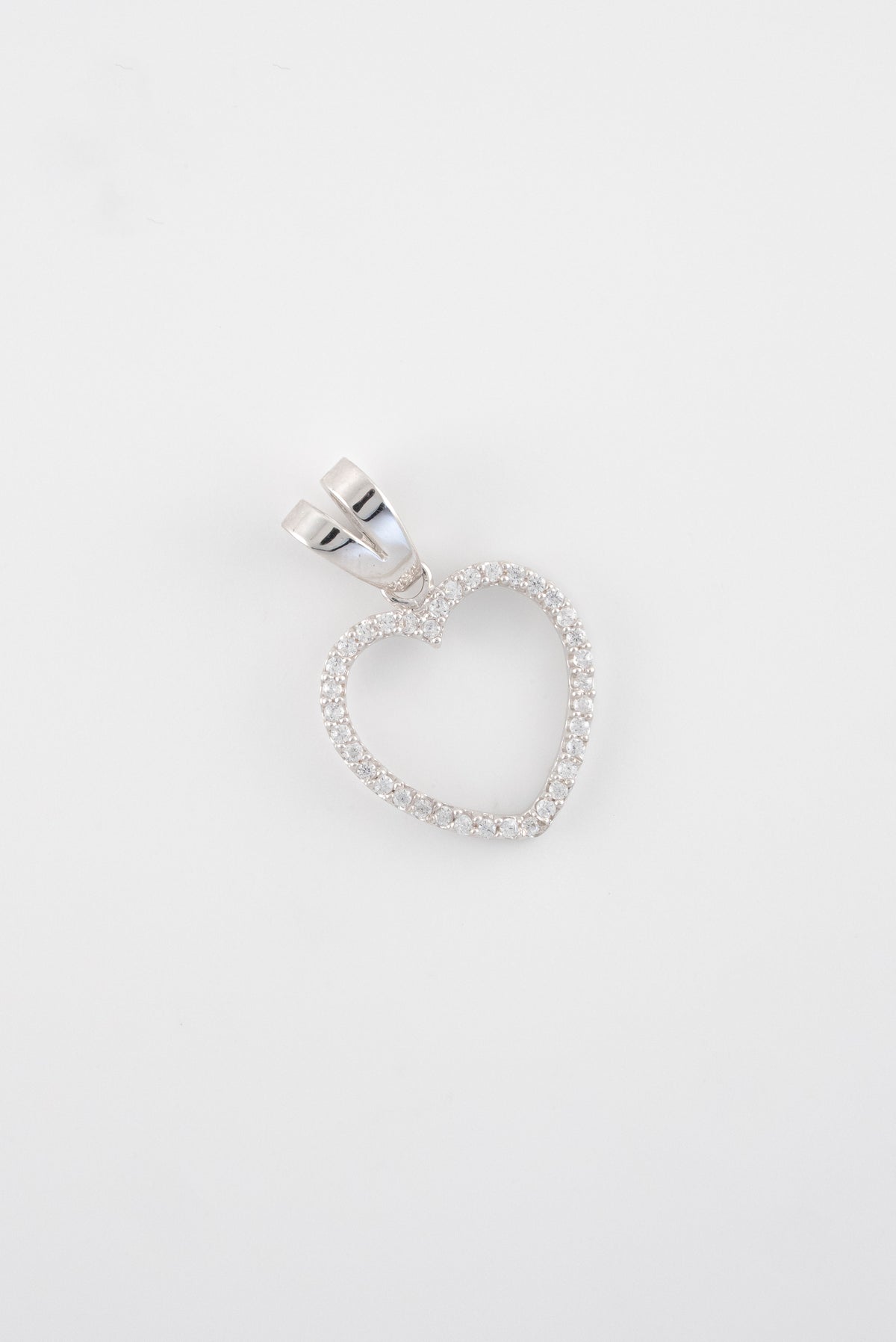 Dije Corazon Silueta Circones Oro Blanco 18k / NA102 / M: 2,3 cms x 1,5 cms / P: 1,4 gr