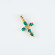 Dije Cruz Esmeralda y Diamantes Oro Amarillo 18k / DED42/ E:0,50 quilates D:0,04 quilates / M: 2,1 cms x 1,2 cms