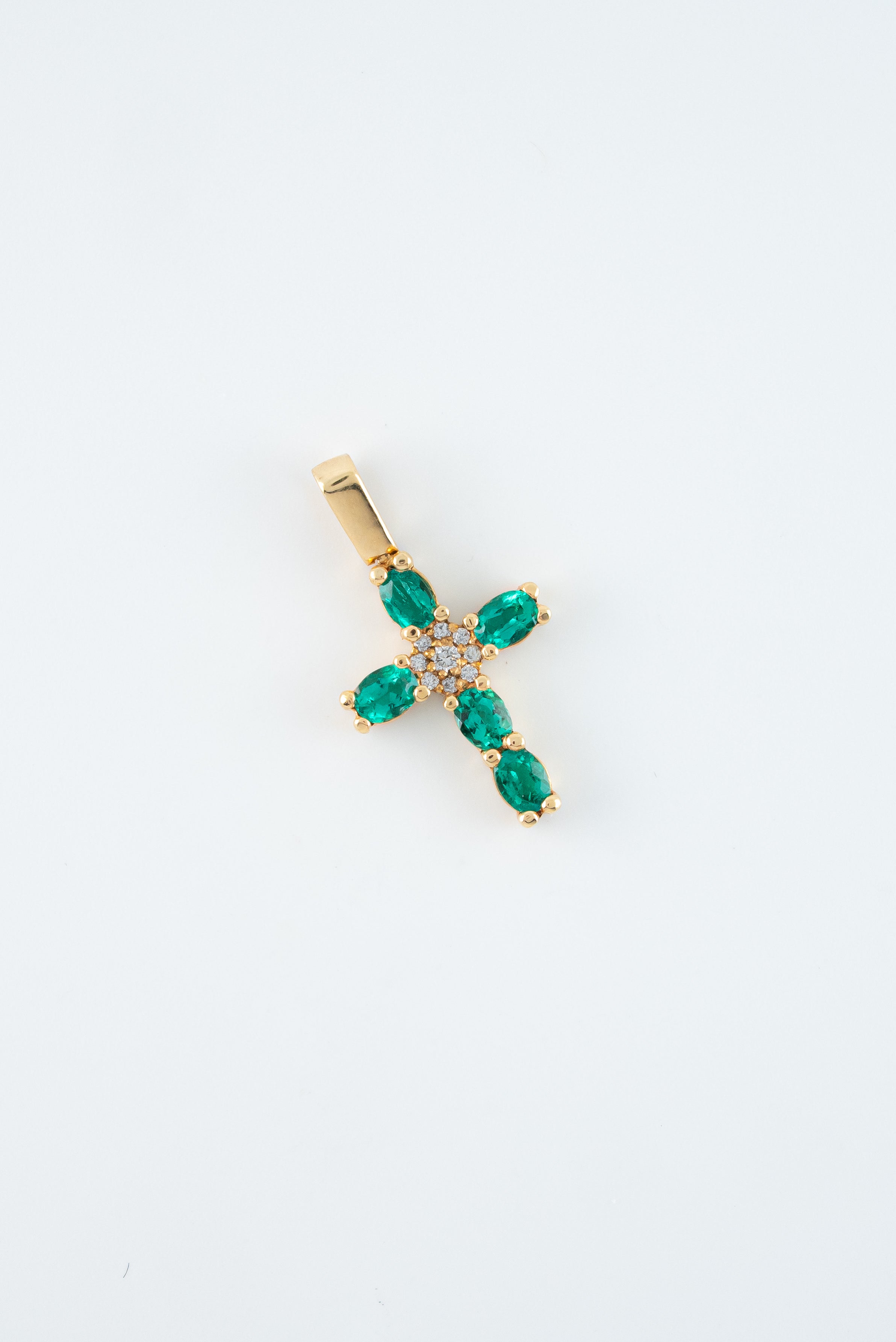 Dije Cruz Esmeralda y Diamantes Oro Amarillo 18k / DED42/ E:0,50 quilates D:0,04 quilates / M: 2,1 cms x 1,2 cms
