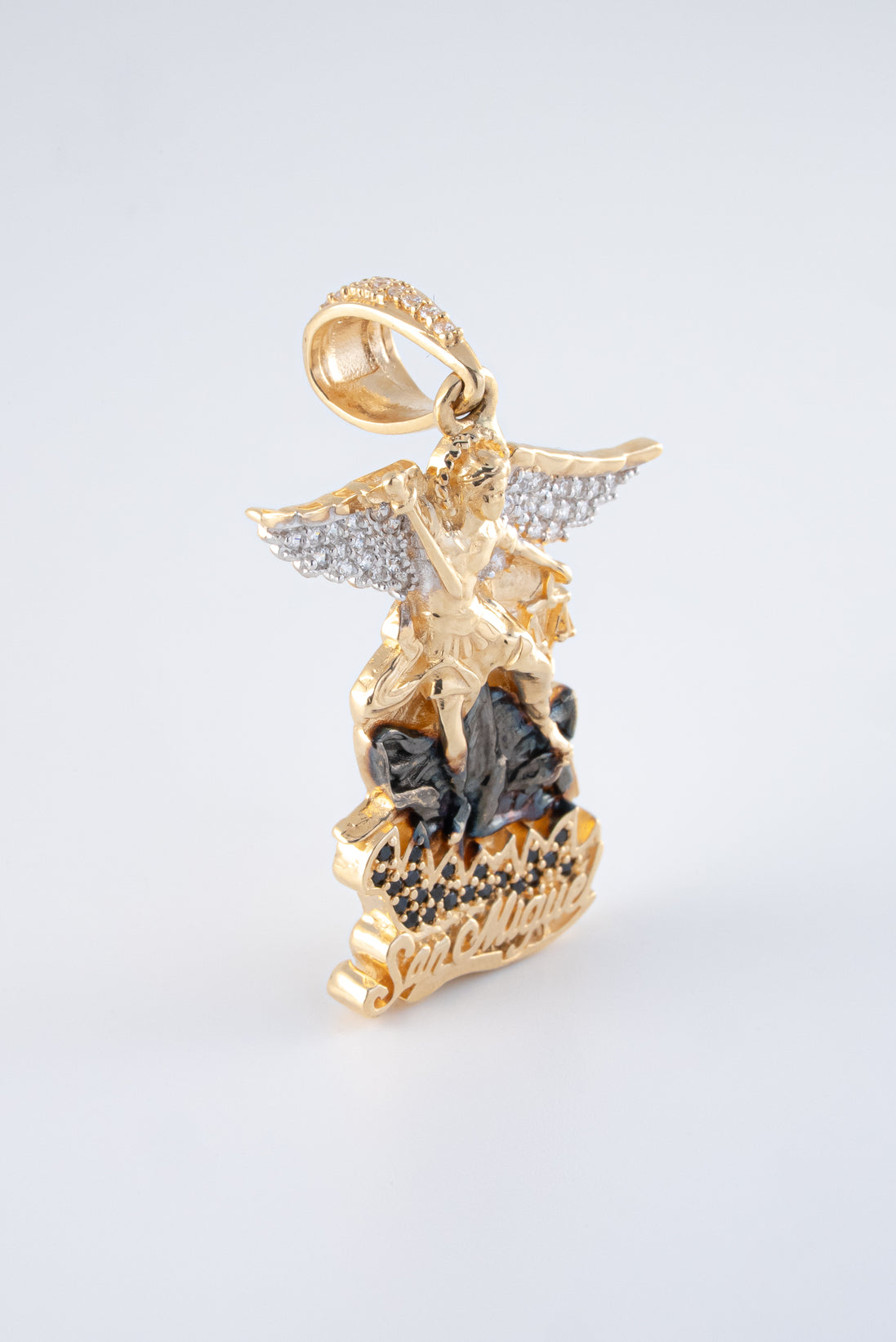Dije San Miguel Arcangel Circones Oro Amarillo 18k / NA102 / M: 4 cms x 2,7 cms / P: 7,5 gr
