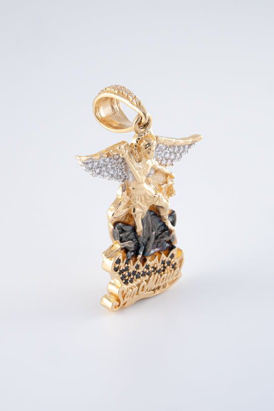 Dije San Miguel Arcangel Circones Oro Amarillo 18k / NA102 / M: 4 cms x 2,7 cms / P: 7,5 gr