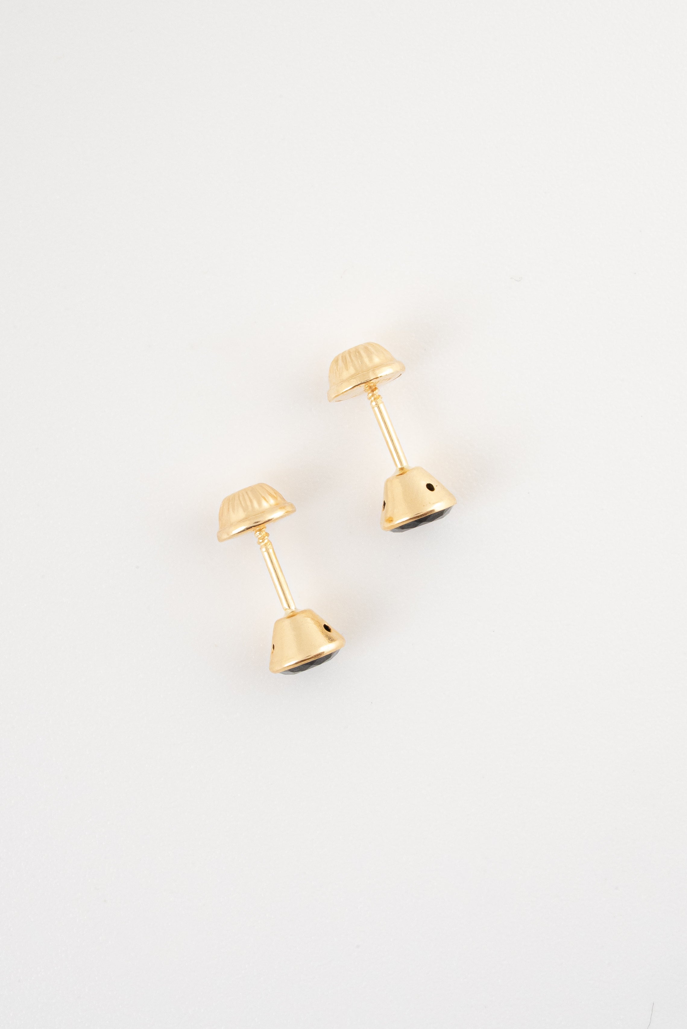 Topos Bisel Circon Negro Oro Amarillo 18k / NA158 / M: 5mm / P: 0,7 gr