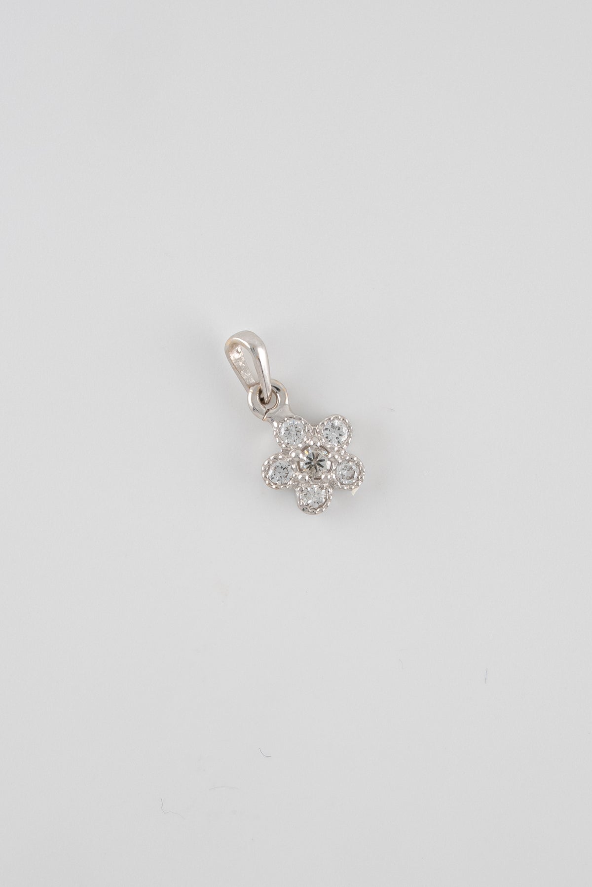 Dije Flor Diamantes Oro Blanco 18k / DD25 / M: 1,5 cms x 1,8 cms
