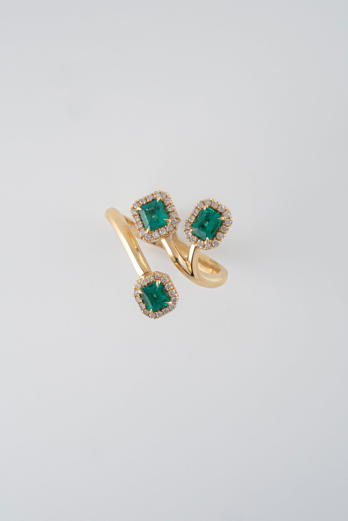 Anillo Esmeralda y Diamantes Oro Amarillo 18k / AED24 / T: 7 / E:0,75  quilates - D: 0.24 quilates