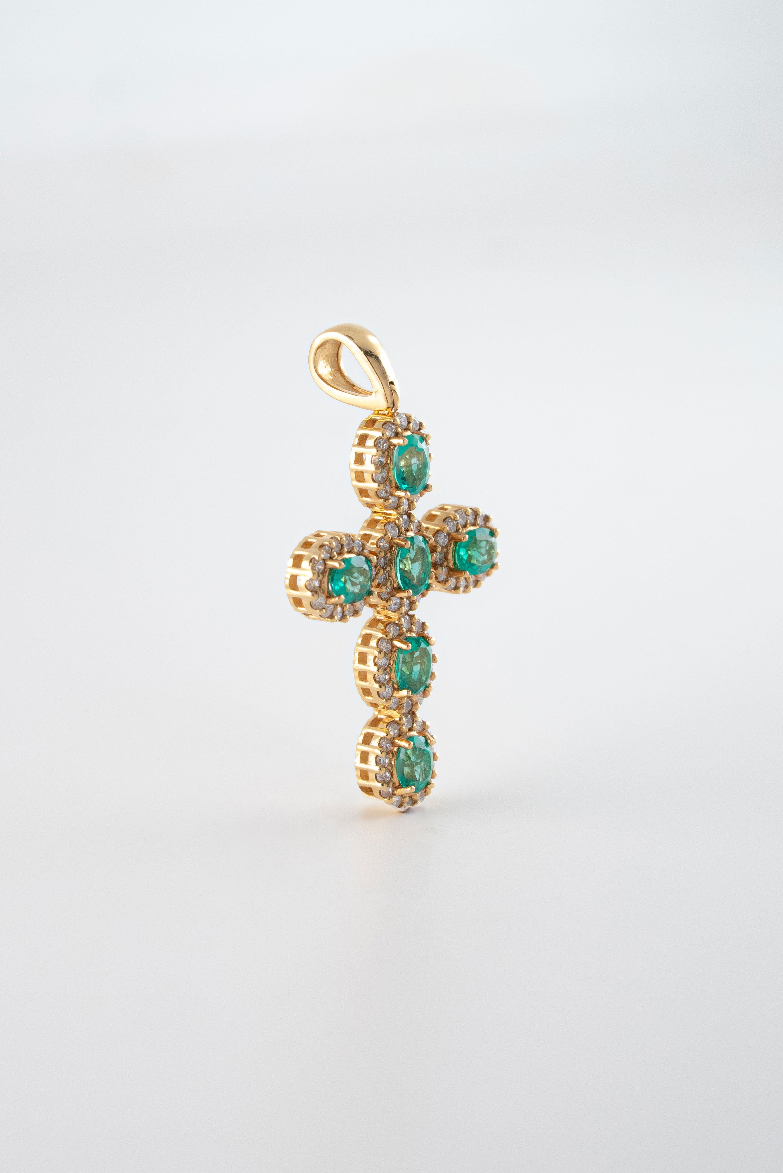 Dije Cruz Esmeralda y Diamante Oro Amarillo 18k /DED29/ M: 3 cms x 1,7 cms