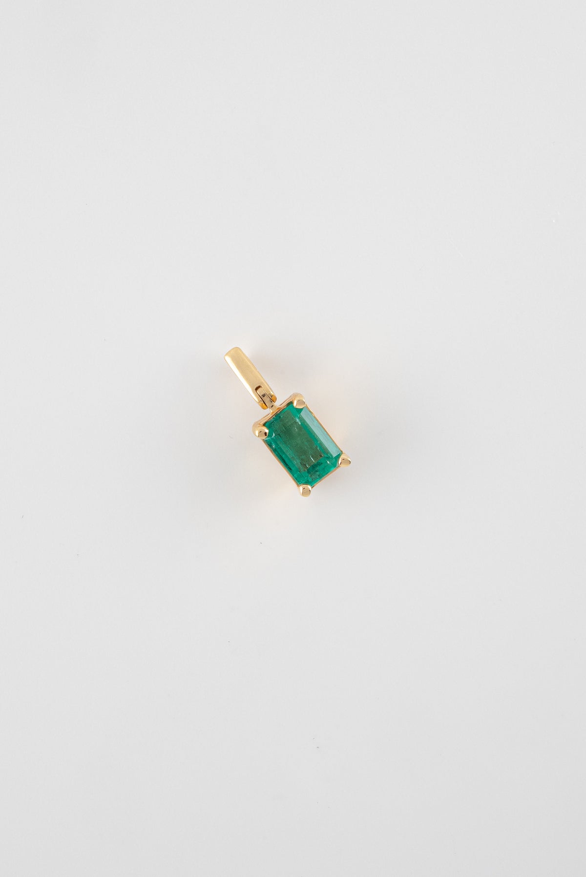 Dije Esmeralda Rectangular Oro Amarillo 18k / DE73 / M: 4 mm x 6 mm