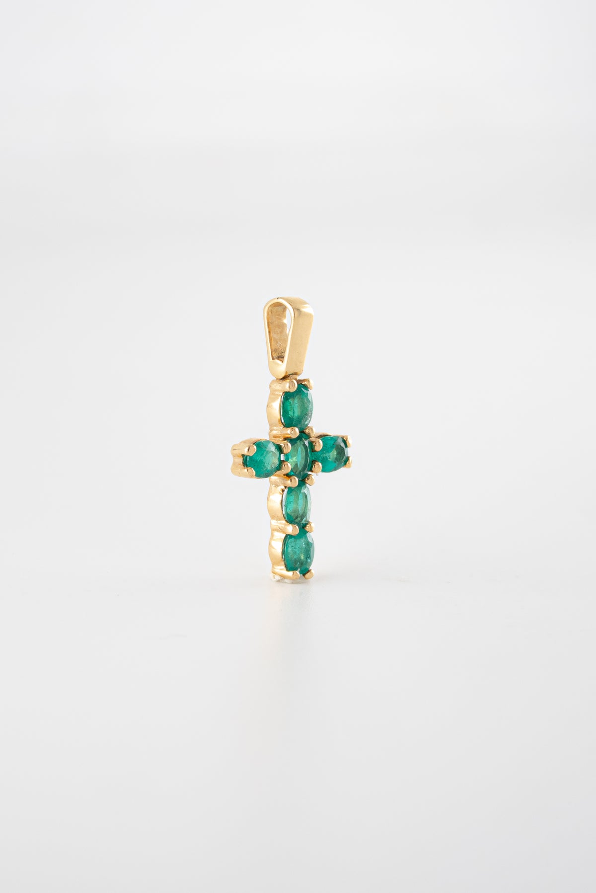 Dije Cruz Esmeraldas Oro Amarillo 18k / DE65 / M: 2,2 cms x 1,1 cms