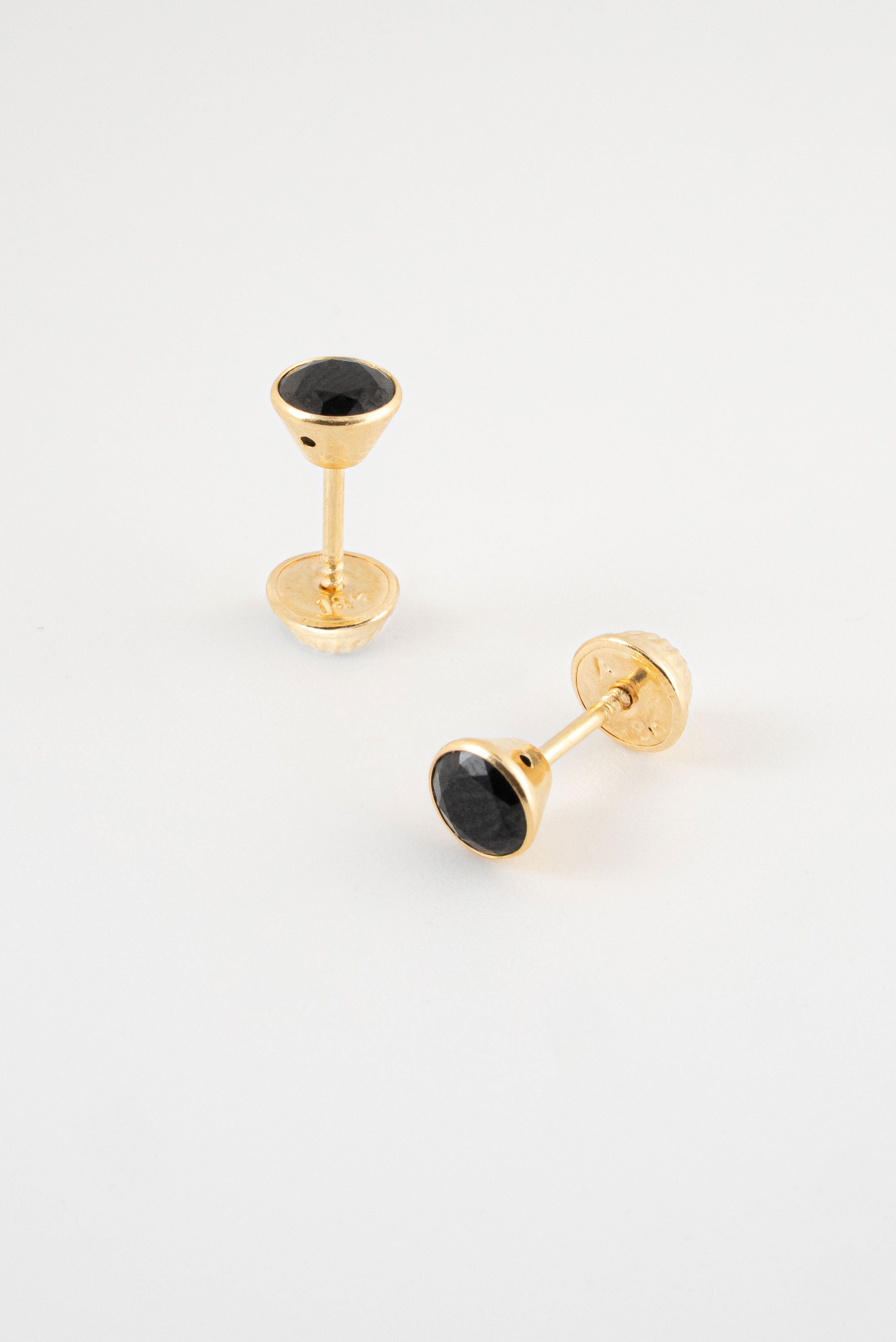Topos Bisel Circon Negro Oro Amarillo 18k / NA158 / M: 5mm / P: 0,7 gr