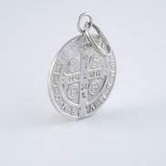 Dije San Benito 18k oro blanco / 7,58 gr - M: 3,5 cms x 2,5 cms Nacional