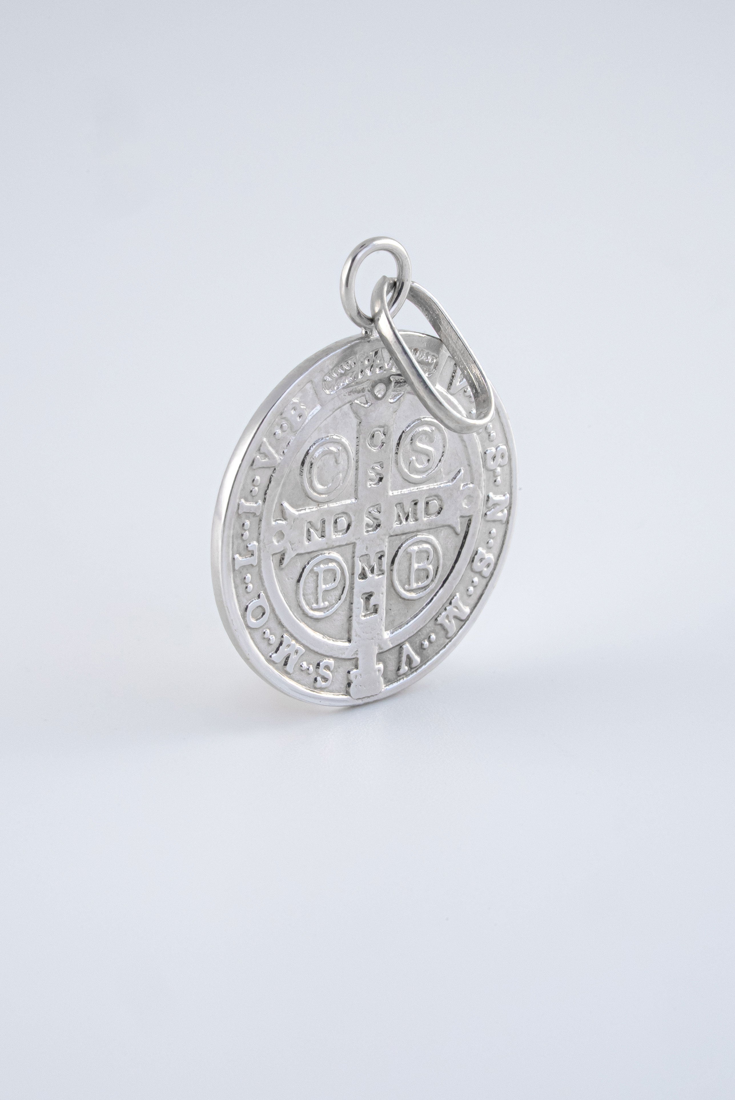 Dije San Benito 18k oro blanco / 7,58 gr - M: 3,5 cms x 2,5 cms Nacional