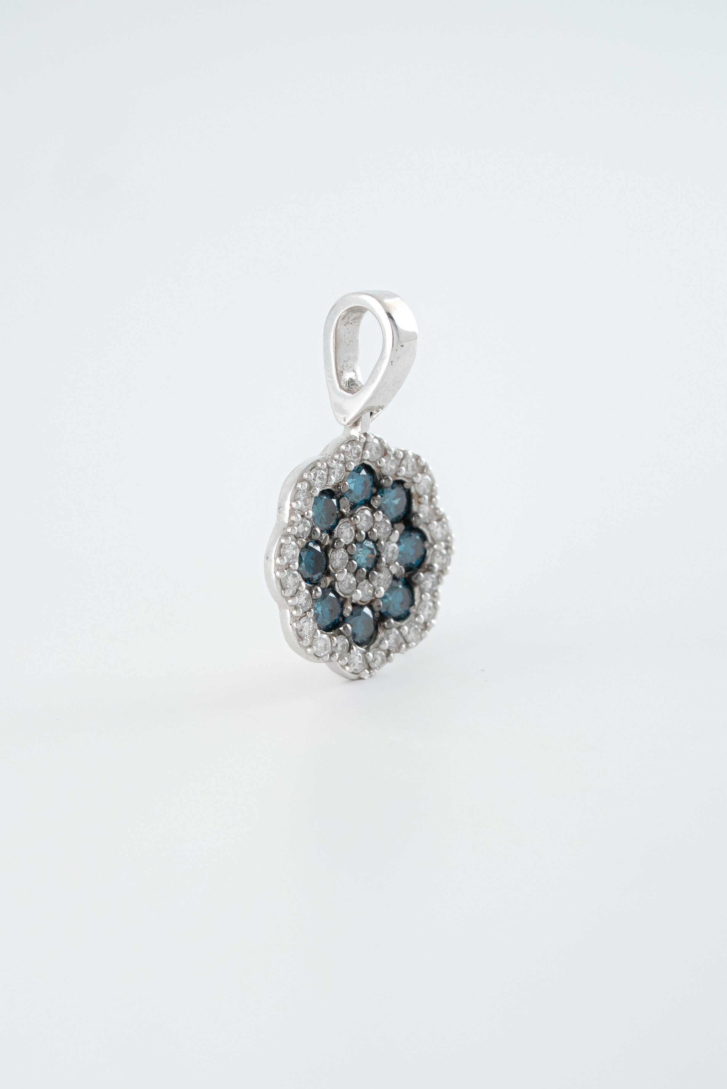 Dije Flor Diamantes Oro Blanco 18k / DDA01 / M: 1,9 cms x 1,1, cms