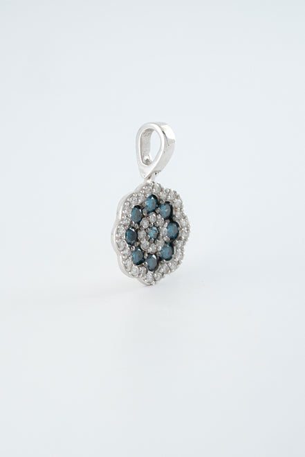Dije Flor Diamantes Oro Blanco 18k / DDA01 / M: 1,9 cms x 1,1, cms