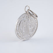 Dije San Benito 18k oro blanco / 7,58 gr - M: 3,5 cms x 2,5 cms Nacional