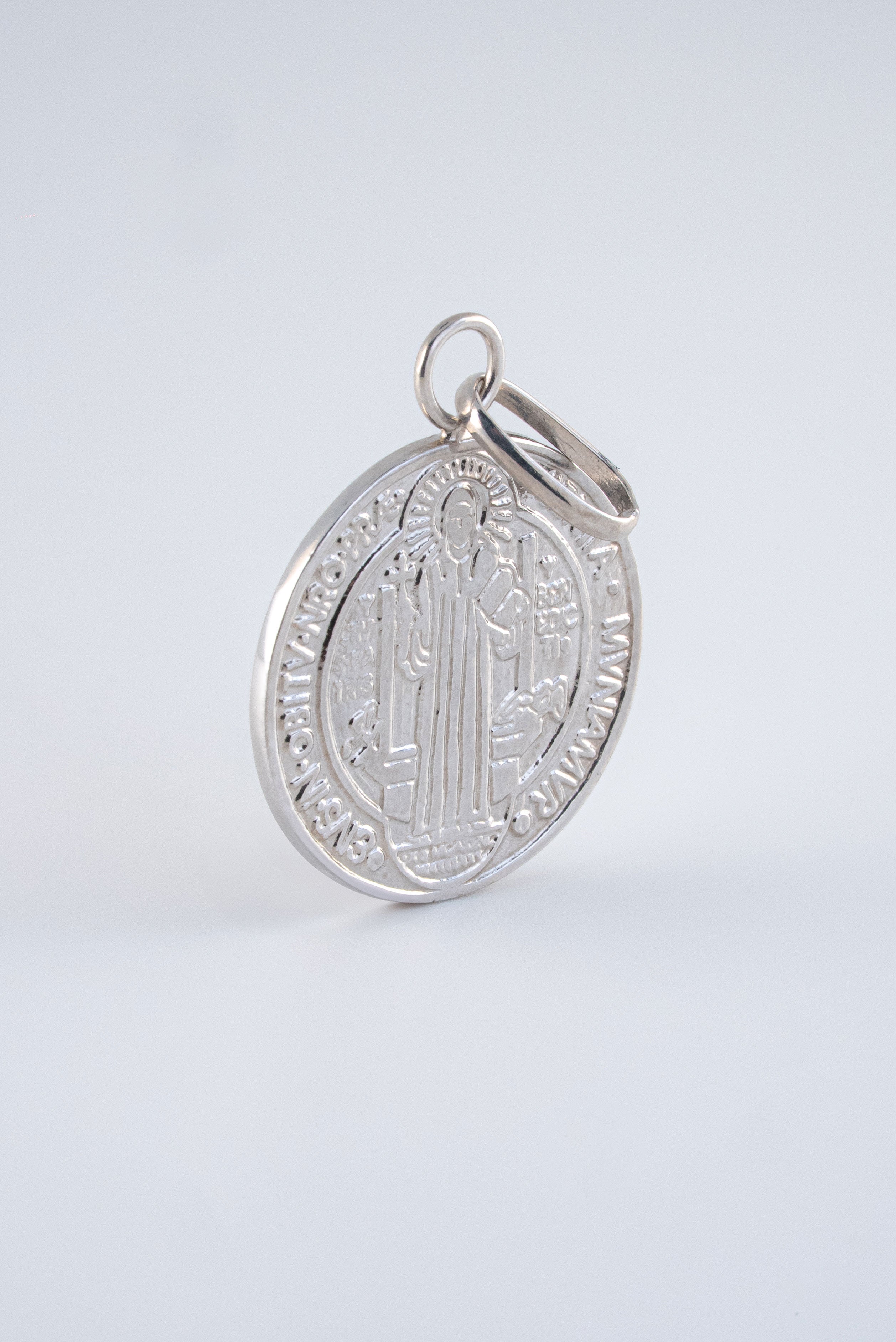 Dije San Benito 18k oro blanco / 7,58 gr - M: 3,5 cms x 2,5 cms Nacional