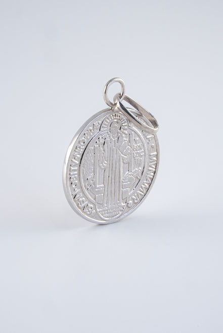 Dije San Benito 18k oro blanco / 7,58 gr - M: 3,5 cms x 2,5 cms Nacional