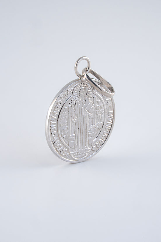 Dije San Benito 18k oro blanco / 7,58 gr - M: 3,5 cms x 2,5 cms Nacional