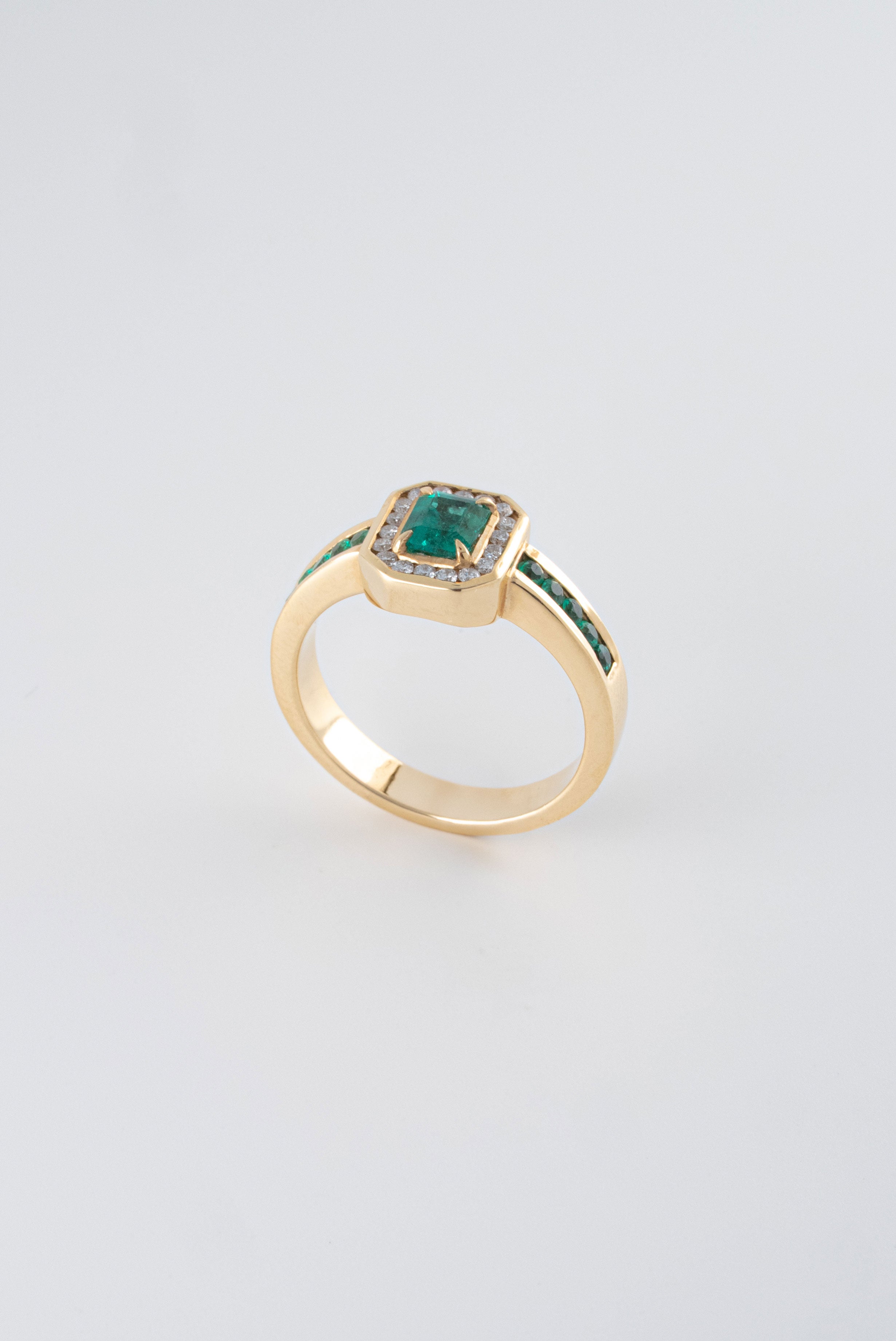 Anillo Esmeralda  y Diamanres Oro Amarillo 18k / AED29 / T: 6.5 /  E: 0,20 quilates - D:0.08 quilates