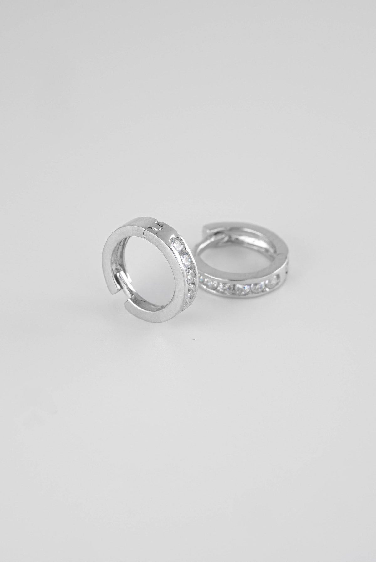 Candongas Circones Oro Blanco 18k / NA08 / M: 1 cms / P: 1.45 gr