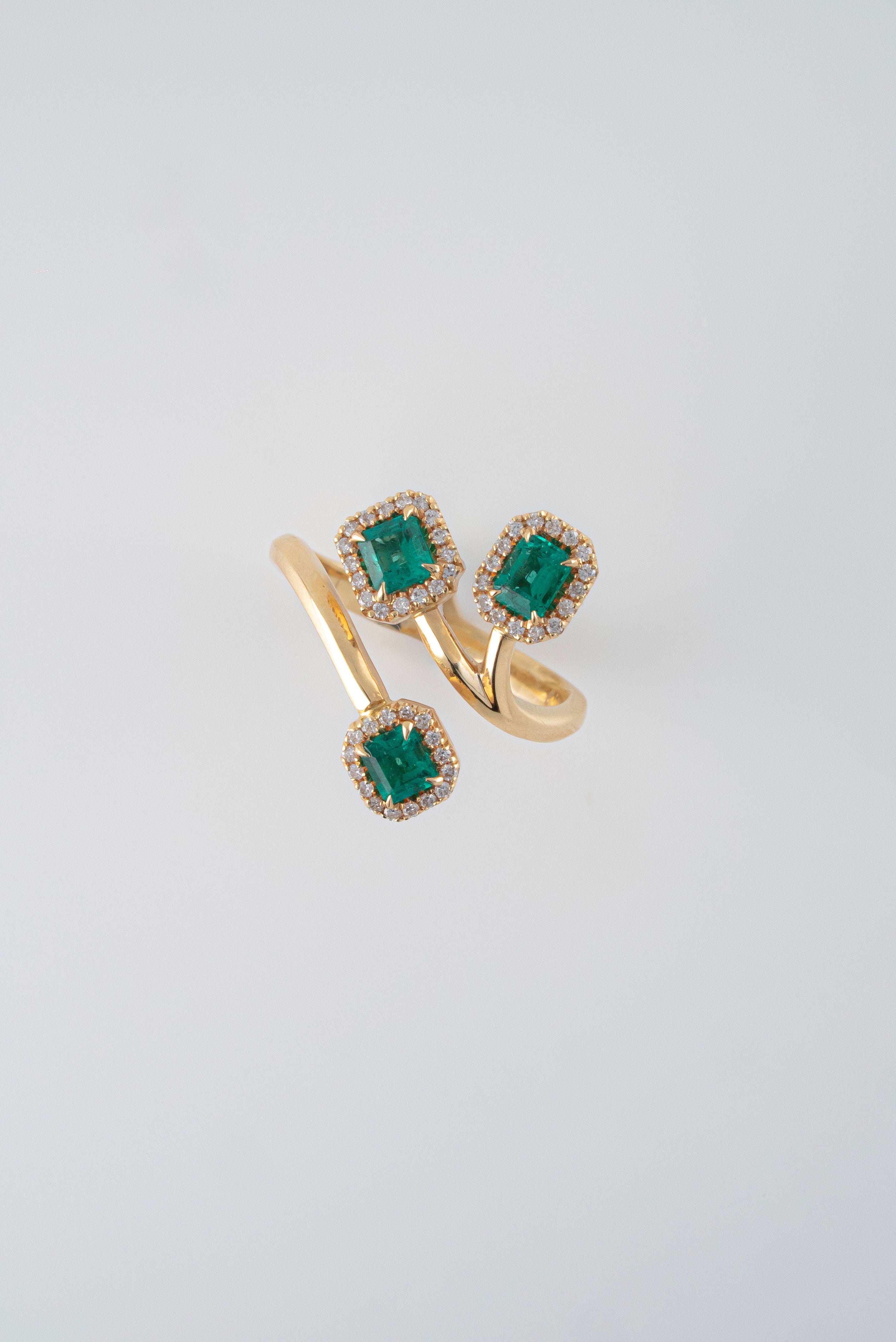 Anillo Esmeralda y Diamantes Oro Amarillo 18k / AED24 / T: 7 / E:0,75  quilates - D: 0.24 quilates