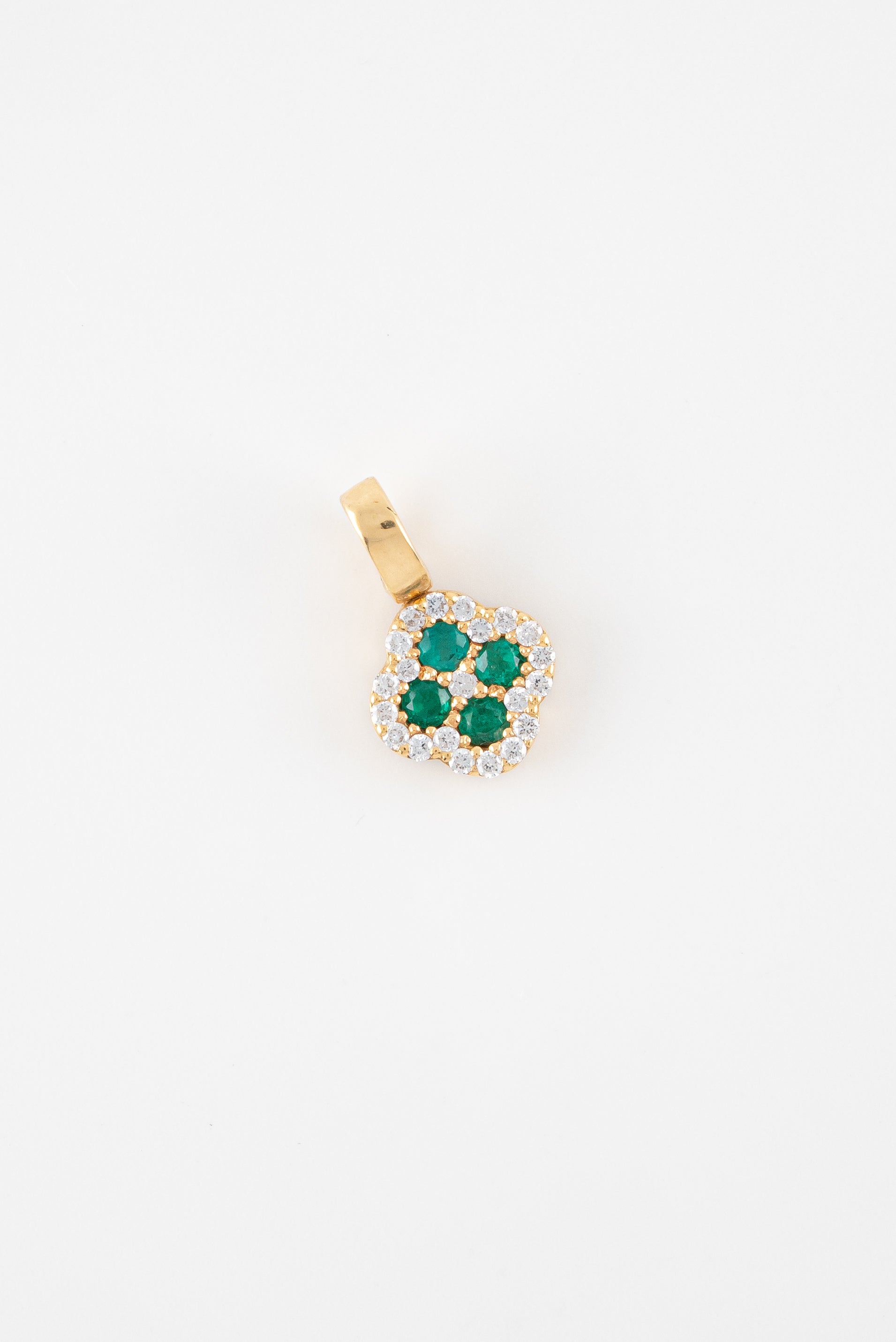 Dije Trebol Esmeradas y Diamantes Oro Amarillo 18k / DED49 / M: 1,5 cms x 1,8 cms