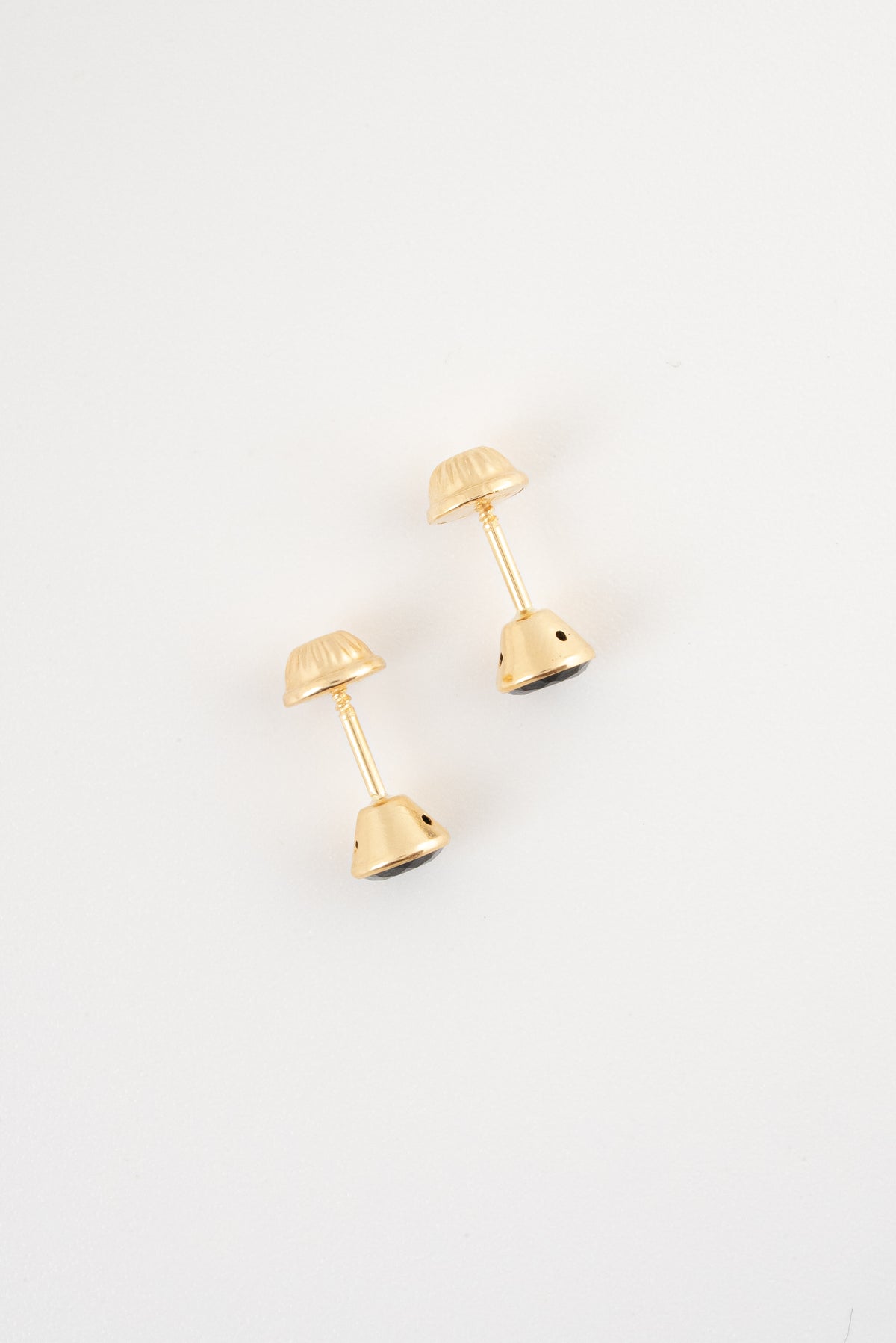 Topos Bisel Circon Negro Oro Amarillo 18k / NA158 / M: 5mm / P: 0,7 gr