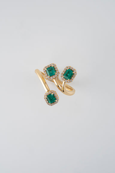 Anillo Sienna Esmeraldas y Diamantes 18k oro amarillo/  Talla: 7 E:0,13 QTS - D:0,07 QTS Nacional