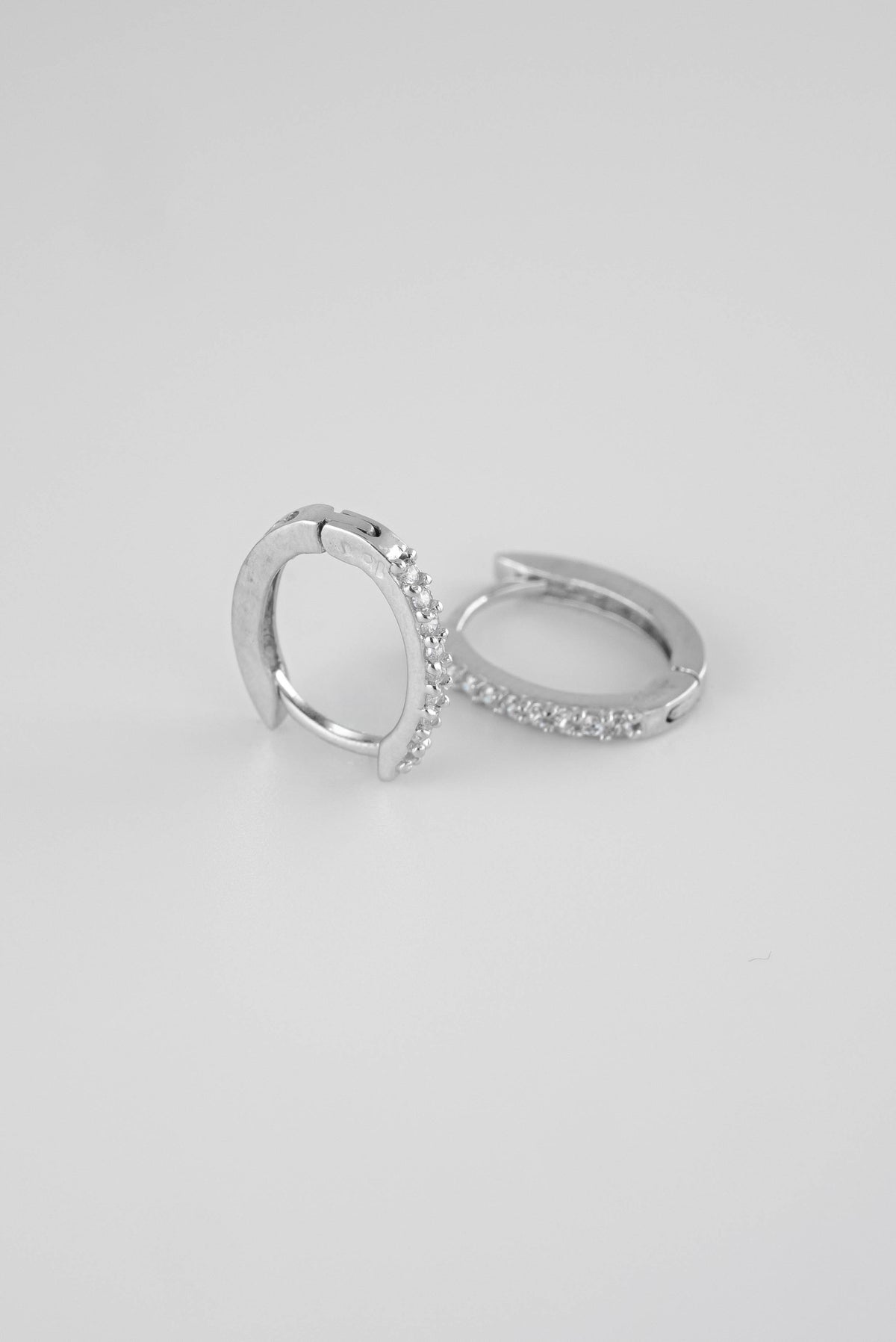 Candongas Ovalada Circones Oro Blanco 18k / NA08 / M: 1 cms / P: 1.3 gr