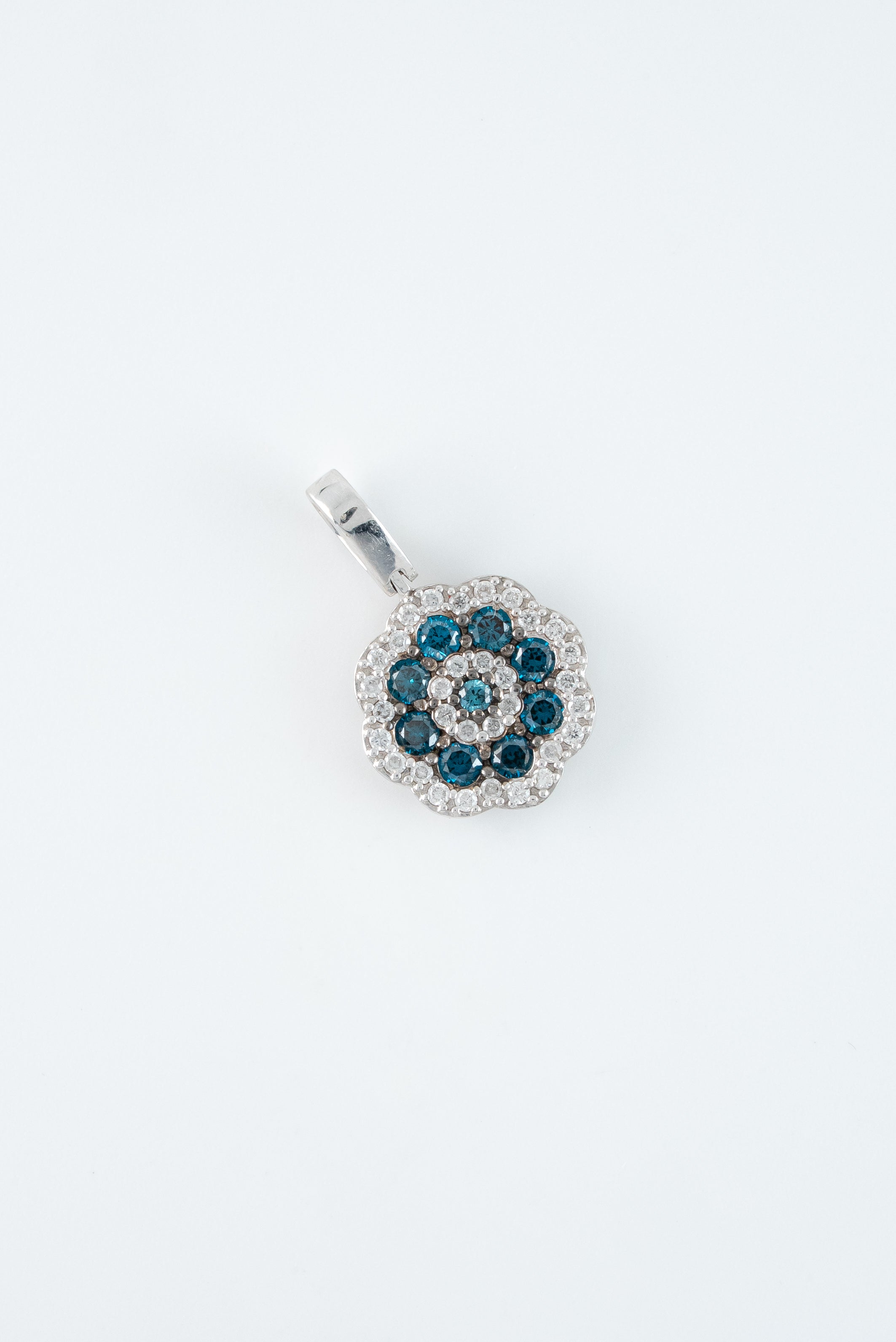 Dije Flor Diamantes Oro Blanco 18k / DDA01 / M: 1,9 cms x 1,1, cms