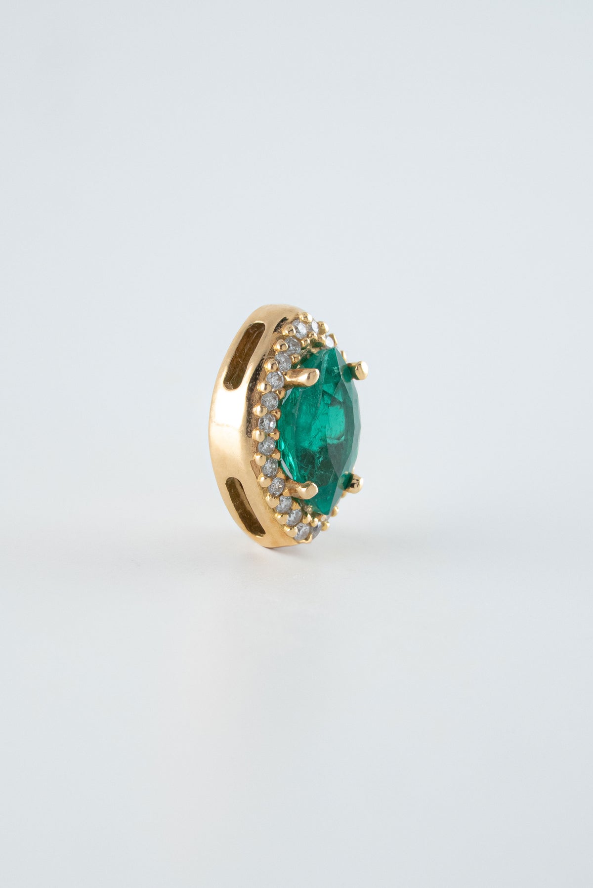Dije Esmeralda Ovalada y Diamantes Oro Amarillo 18k / DED54 / E:0.60 quilates D:0,07 quilates / M: 1 cms x 8 mm