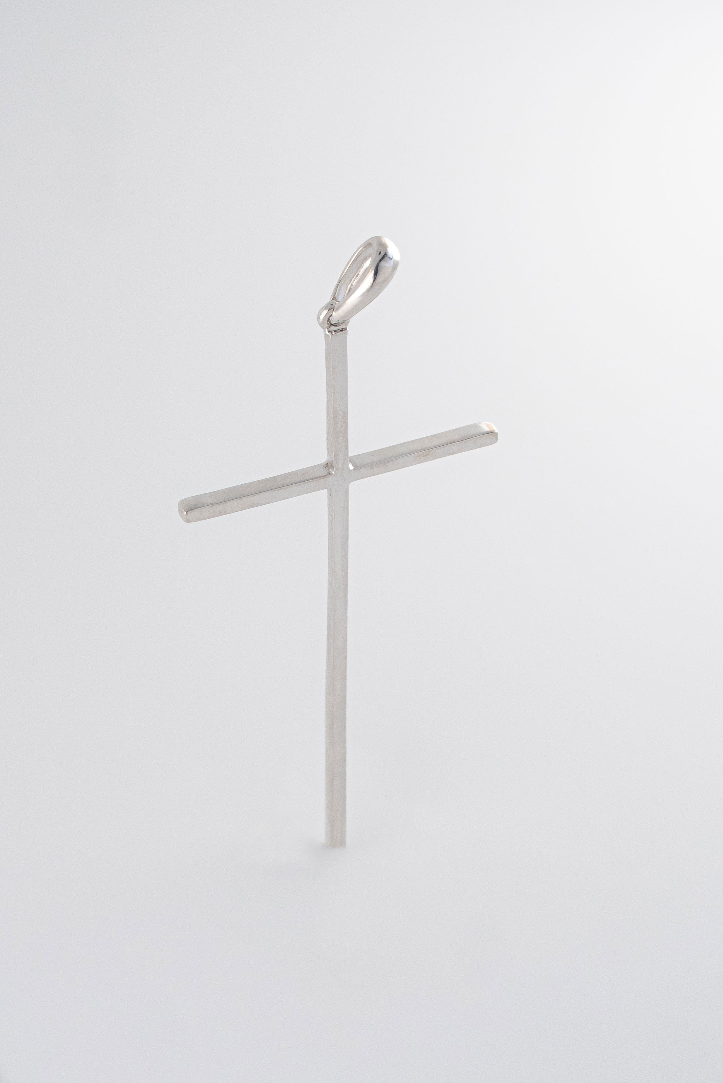 Dije Cruz Lisa Oro Blanco 18k / NA102 / M: 6 cms x 2.6 cms / P: 3 gr