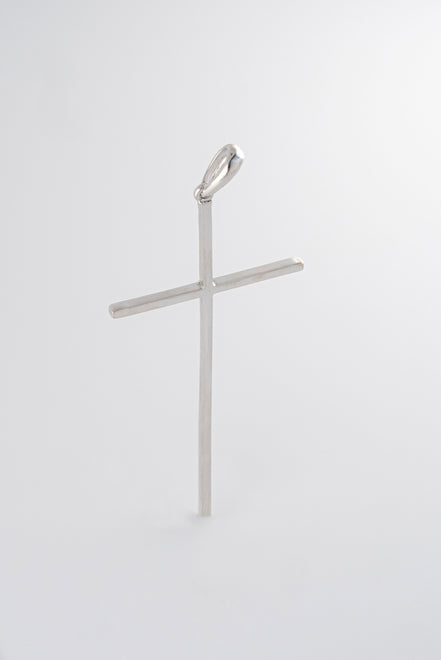 Dije Cruz Lisa Oro Blanco 18k / NA102 / M: 6 cms x 2.6 cms / P: 3 gr