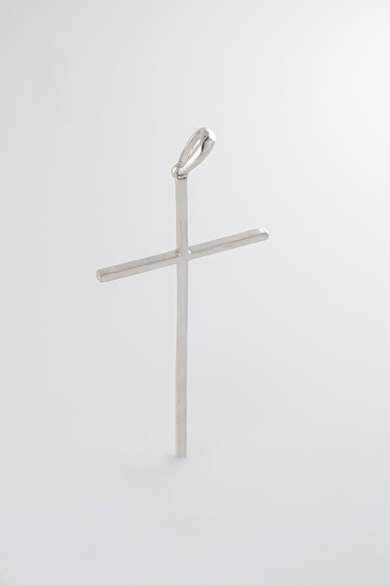Dije Cruz Lisa Oro Blanco 18k / NA102 / M: 6 cms x 2.6 cms / P: 3 gr