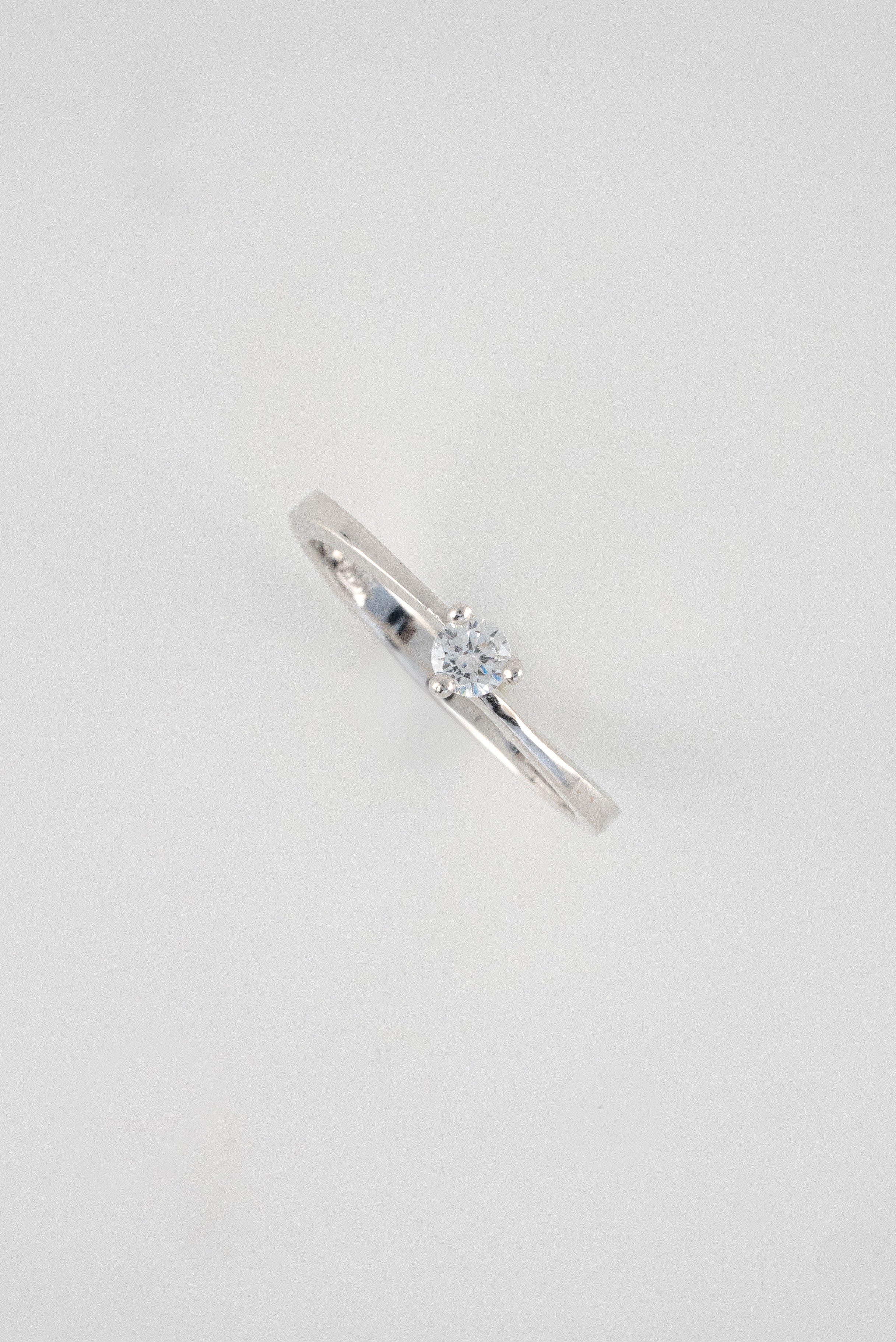Anillo Compromiso Oro Blanco 18k Circones / NA65 / T: 6 3/4 / P: 2,2 gr