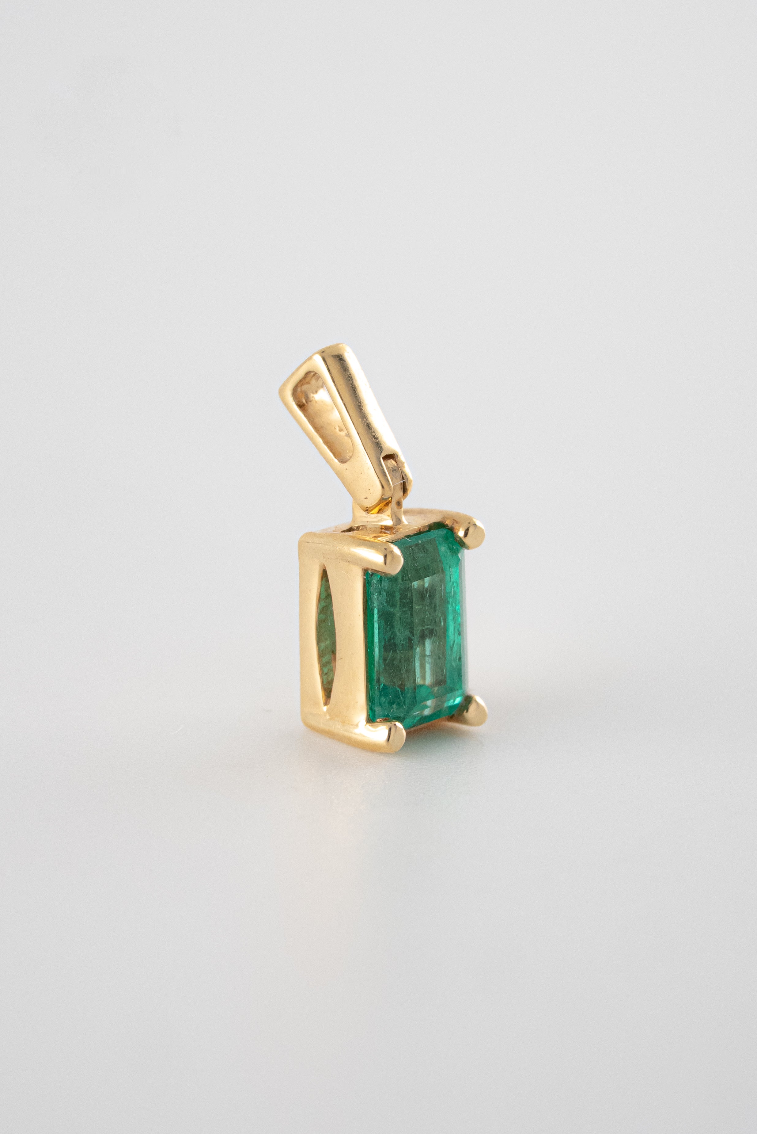 Dije Esmeralda Rectangular Oro Amarillo 18k / DE73 / M: 4 mm x 6 mm