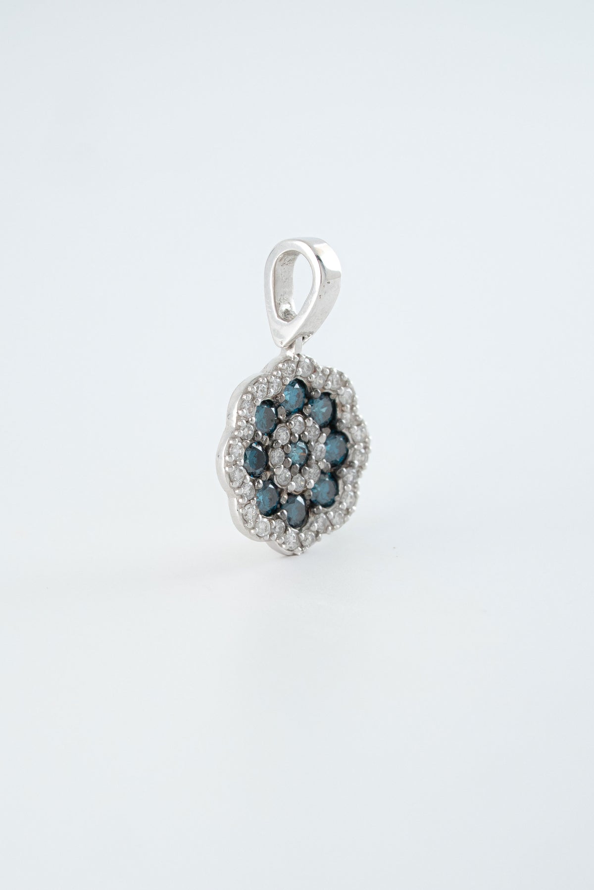 Dije Flor Diamantes Oro Blanco 18k / DDA01 / M: 1,9 cms x 1,1, cms