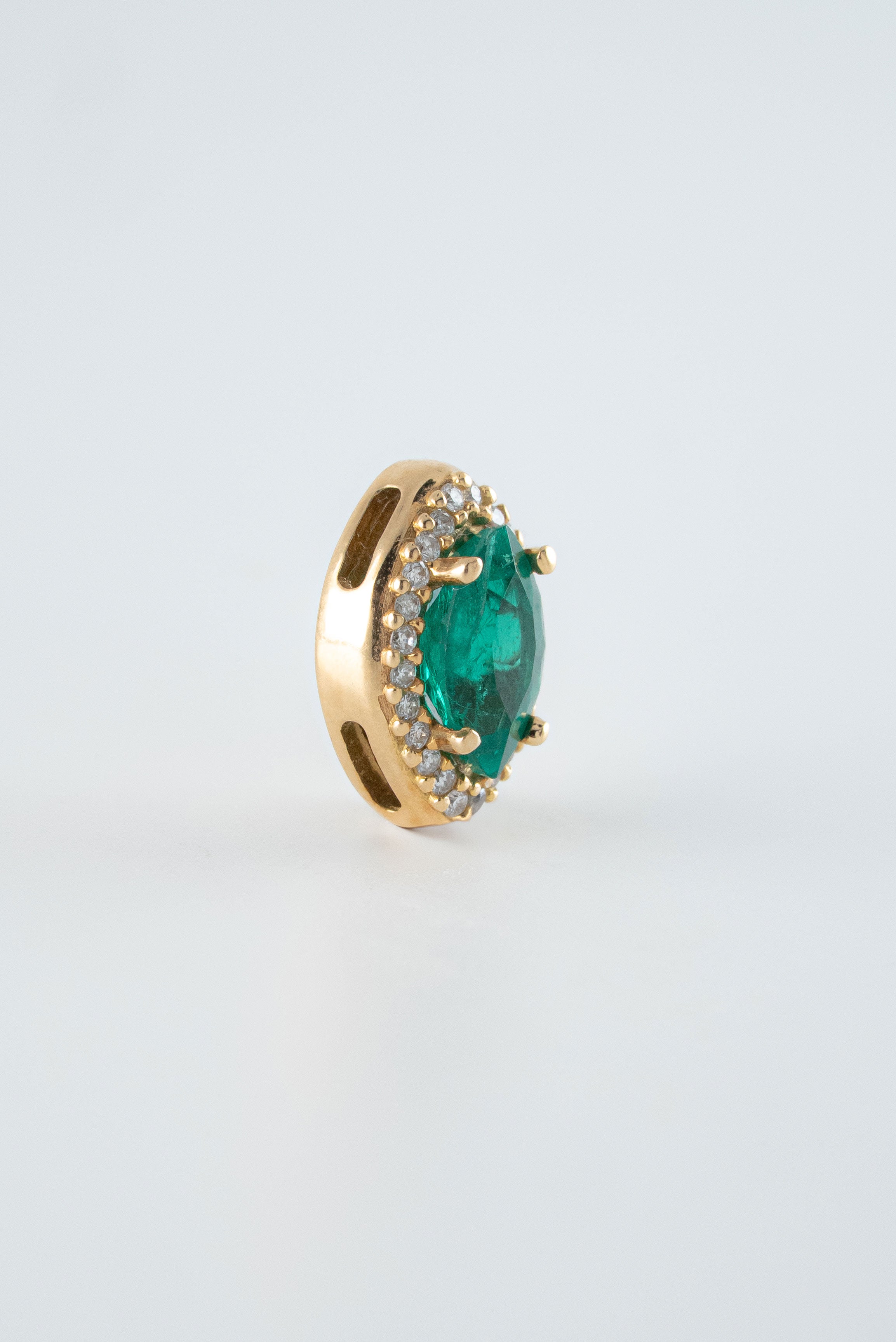 Dije Esmeralda Ovalada y Diamantes Oro Amarillo 18k / DED54 / E:0.60 quilates D:0,07 quilates / M: 1 cms x 8 mm