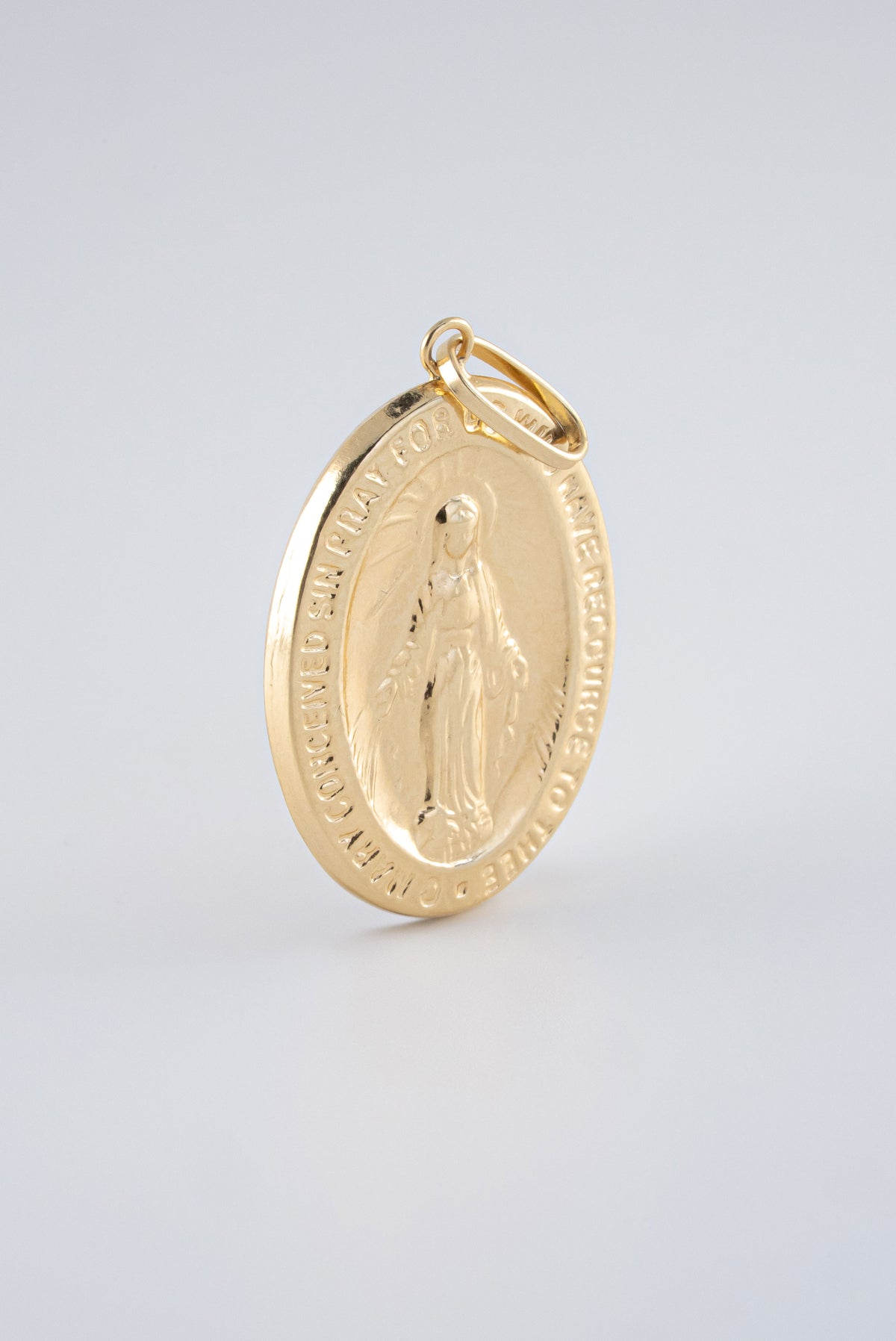 Dije Virgen Milagorsa Lisa Oro Amarilla 18 k /NA102 / M: 3.3 cms x 1,8 cms / P: 2,1 gr