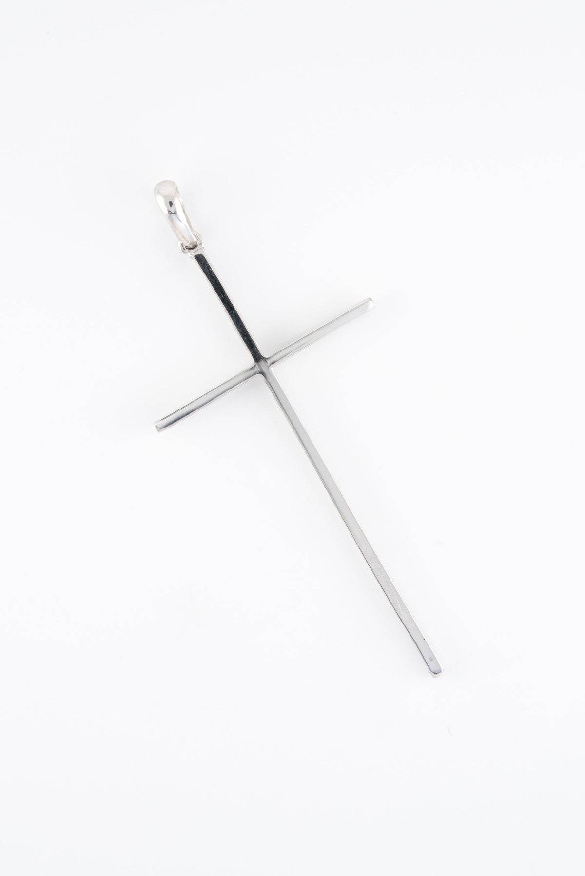 Dije Cruz Lisa Oro Blanco 18k / NA102 / M: 6 cms x 2.6 cms / P: 3 gr