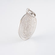 Dije San Benito Oro Blanco 18k / NA102 / M: 2,3 cms / P: 5,8 gr