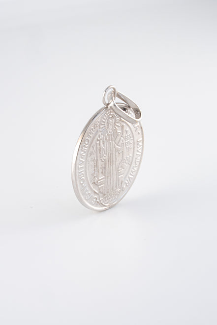 Dije San Benito Oro Blanco 18k / NA102 / M: 2,3 cms / P: 5,8 gr