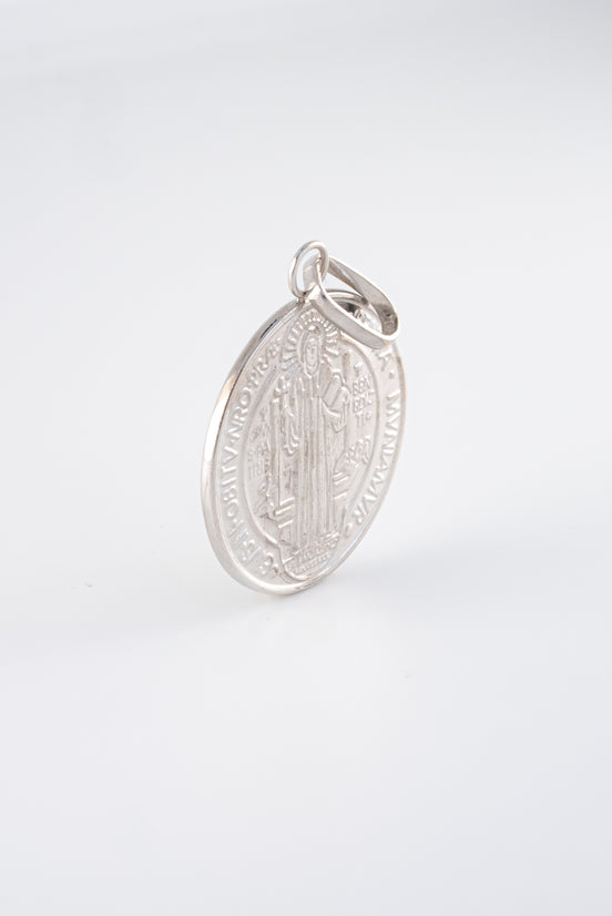 Dije San Benito Oro Blanco 18k / NA102 / M: 2,3 cms / P: 5,8 gr