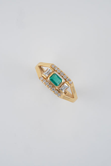 Anillo Esmeralda y Diamantes Oro Amarillo 18k / AED12 / T: 6.5